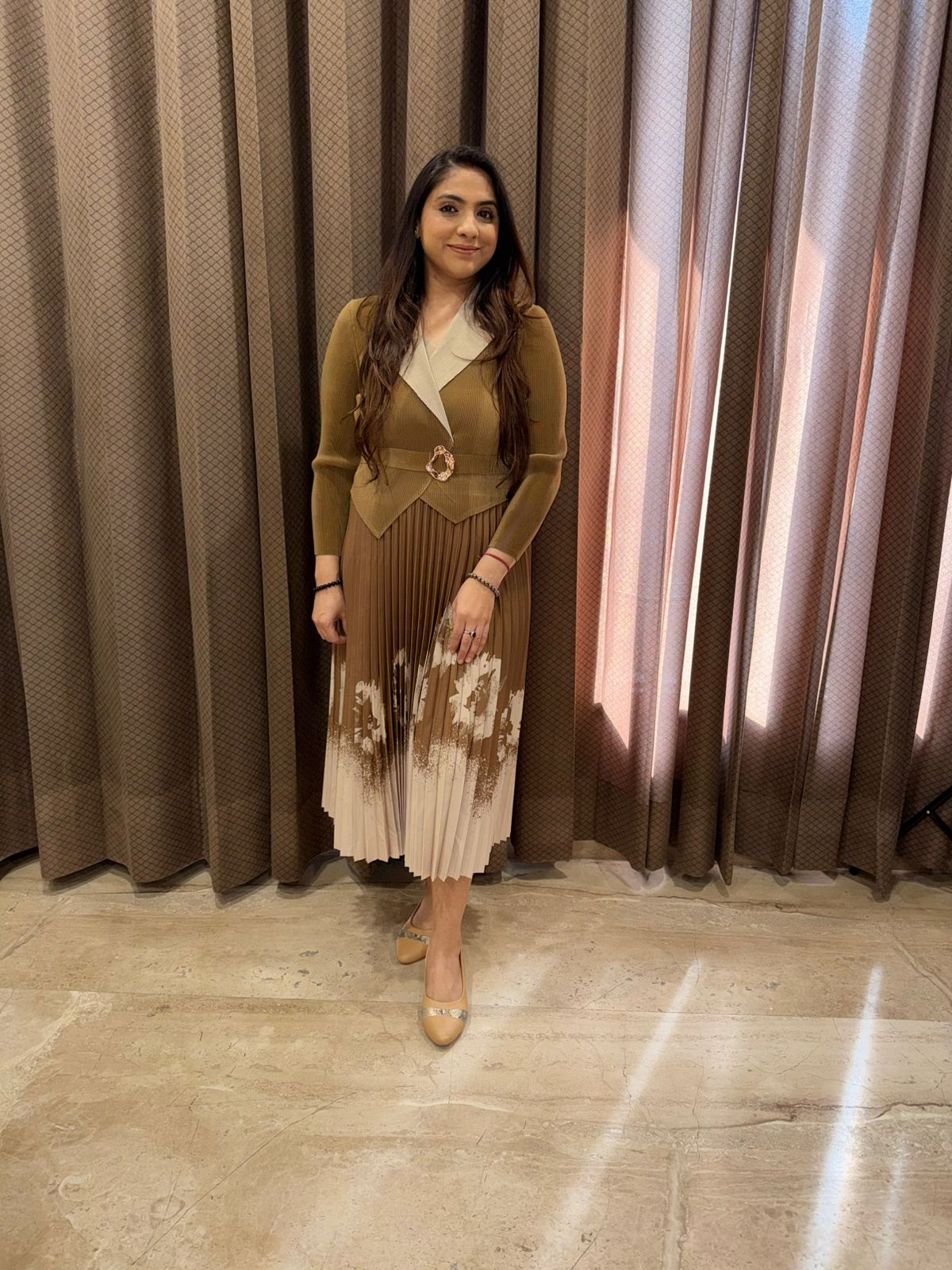 Elegant Pleated Midi Dress – Brown & Beige