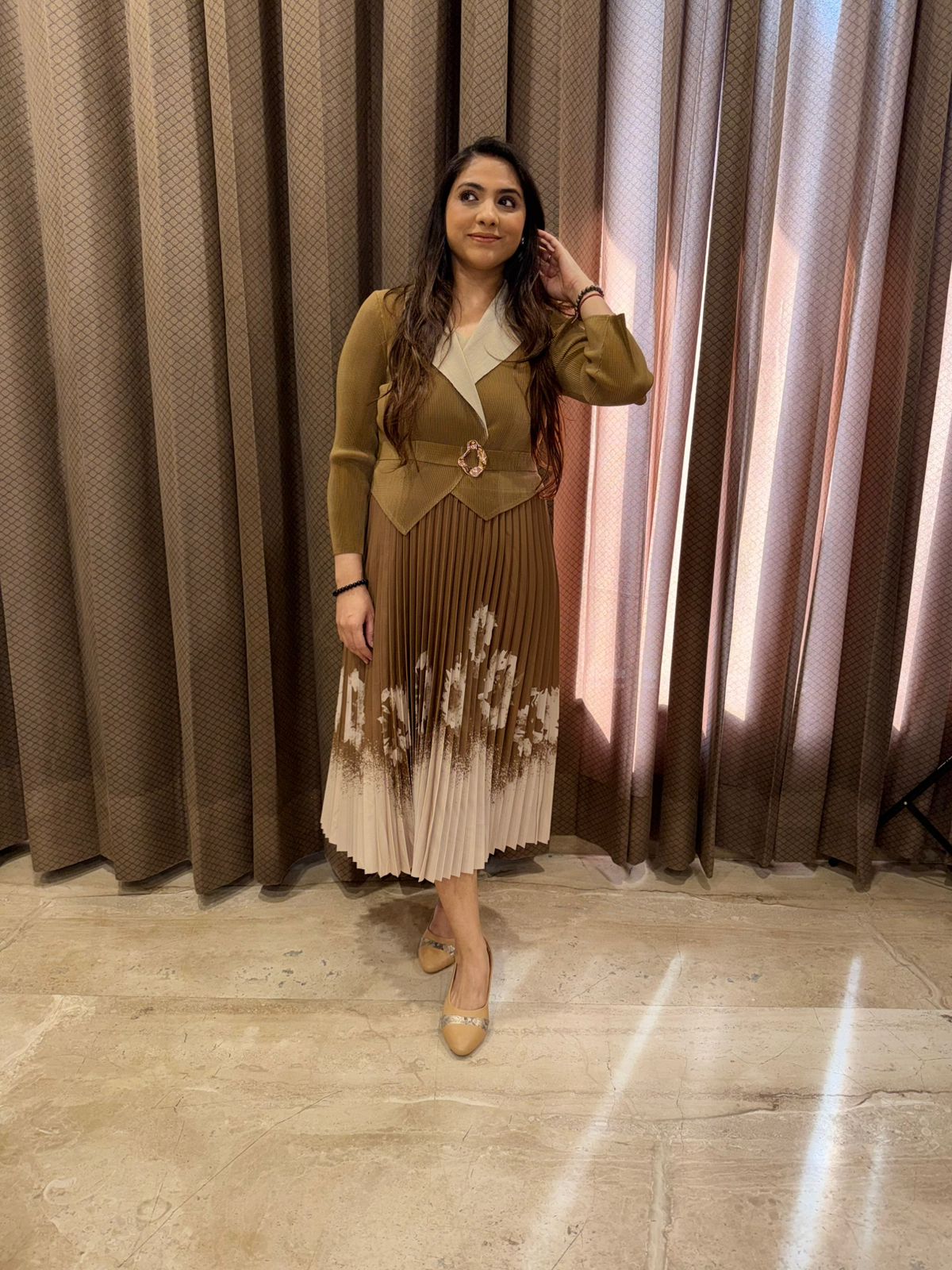 Elegant Pleated Midi Dress – Brown & Beige